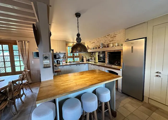 Vila La Moutiniere, Luxury With Pool Manerbe